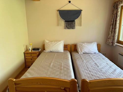 莫雷泰Villa Green Alchemy的卧室设有两张单人床和窗户。