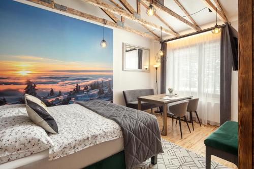哈拉霍夫Mumlava Resort Harrachov的一间卧室配有一张床和一张餐桌