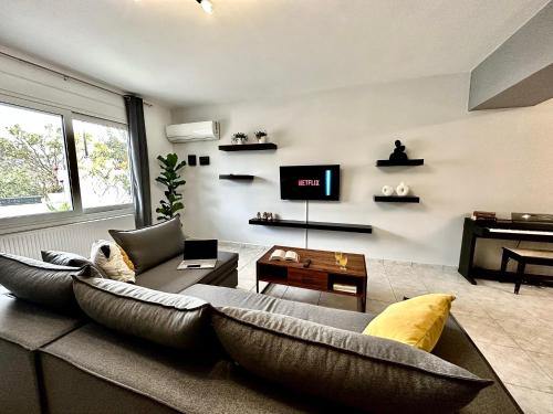 依拉佩特拉Mylos Ηome的带沙发和电视的客厅