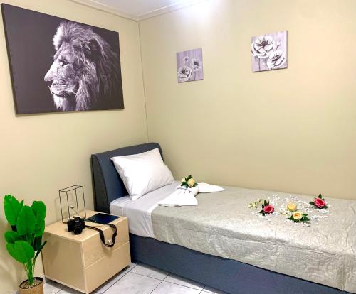 海若克利欧George Airport Apartments的卧室配有两张床,还享有狮子的图片