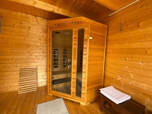 奥巴曹洛克Riviéra Apartmanok的小木屋内带长凳的桑拿浴室