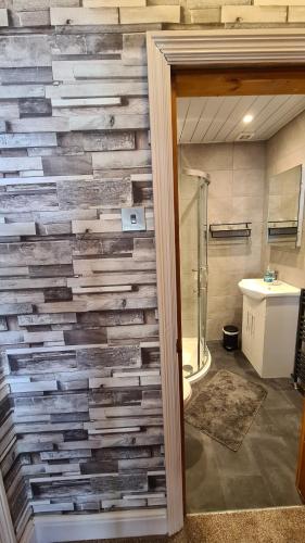 布莱克浦The Kimberley B&B的浴室设有用再生木材制成的墙壁