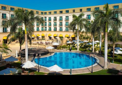 开罗Concorde El Salam Cairo Hotel & Casino的大楼前设有大型游泳池的酒店