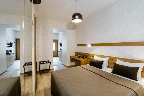 第比利斯Rasta Maidan Hotel的一间卧室,卧室内配有一张大床