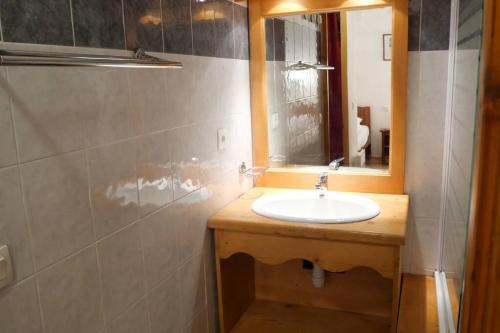 莱索尔Vacances au coeur des Orres 1800的一间带水槽和镜子的浴室