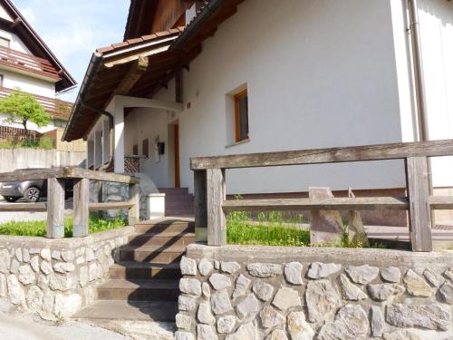 博希尼Apartment Jalps 1 in beautiful Bohinjska Bistrica的一座带石墙和木栅栏的房子