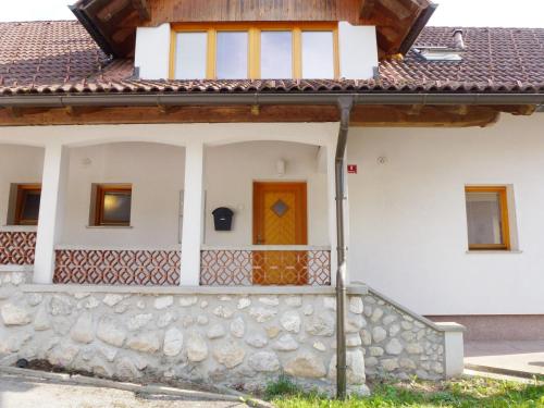 博希尼Apartment Jalps 1 in beautiful Bohinjska Bistrica的一座石墙和棕色门的房子