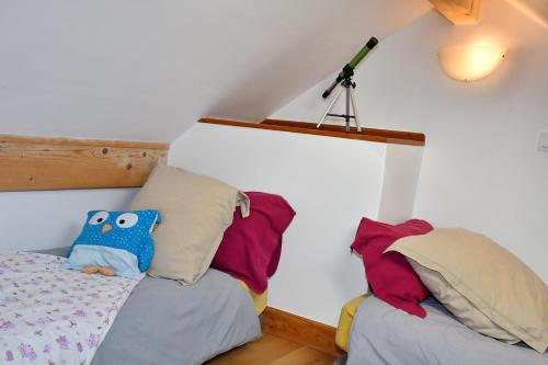Villard-ReculasAppartement moderne vue imprenable的一间卧室配有床和枕头