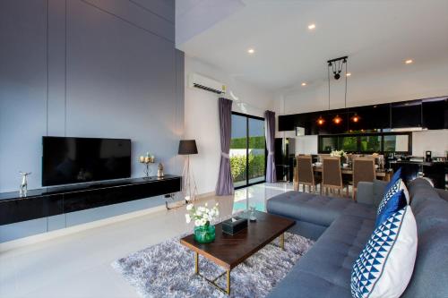 奈汉海滩Utopia Villa Naiharn Beach的客厅配有沙发和桌子
