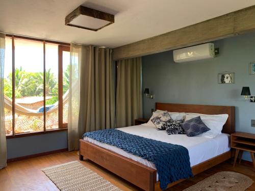 阿廷斯Vila das Águas的一间卧室设有一张床和一个大窗户