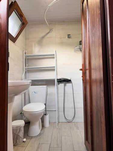 库塔伊西Sunshine House的一间带卫生间和淋浴的小浴室