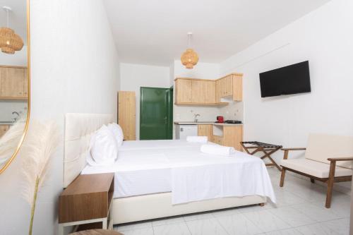 圣帕拉斯凯维D&G Apartments的一间带白色床的卧室和一间厨房