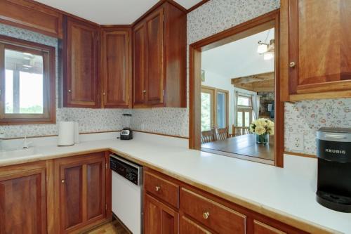 温泉城Vista Escote的厨房配有木制橱柜和镜子