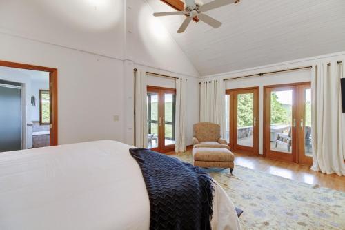 温泉城Vista Escote的一间卧室配有一张床和吊扇