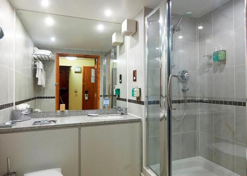皇家滕布里奇韦尔斯卡姆登阿姆斯酒店的带淋浴、盥洗盆和卫生间的浴室