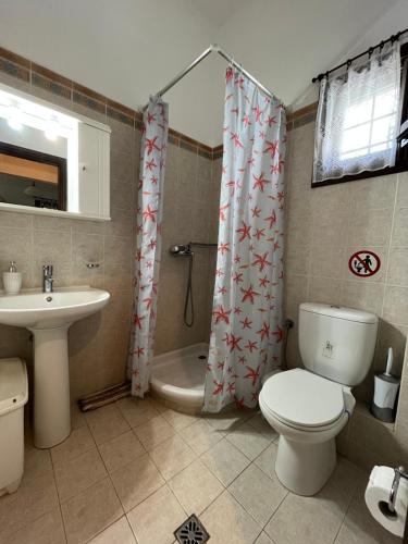 科罗皮Starfish的浴室配有卫生间、盥洗盆和浴缸。