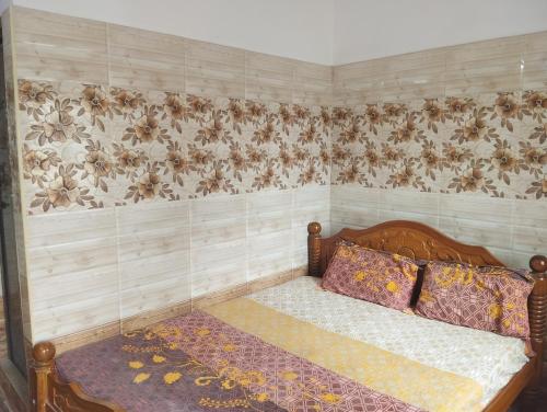 VelankanniNoah Home的一间卧室配有一张带花卉壁纸的床