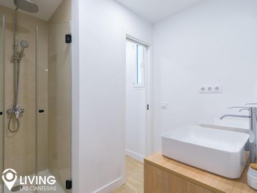 大加那利岛拉斯帕尔马斯Living Las Canteras Homes - BEACHFRONT IN STYLE的浴室配有白色水槽和淋浴。