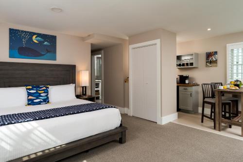 Yarmouth Port肯普科德旅馆的一间带大床的卧室和一间厨房