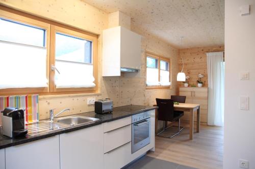 埃尔察赫ZeiTraum Ferienwohnung Hohe Stein的厨房配有水槽和桌椅