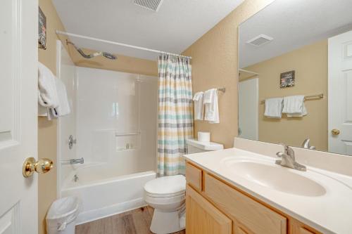 弗拉格斯塔夫Charming Walnut Hills Condo的一间带水槽、卫生间和淋浴的浴室