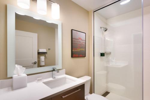 德雷珀TownePlace Suites by Marriott Salt Lake City Draper的一间带水槽、卫生间和镜子的浴室