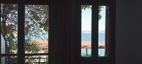 圣加利尼Loggia Two的两个窗户,位于一个房间,俯瞰着大海