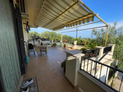 圣安吉罗山Home with amazing view的一个带遮阳篷和桌椅的庭院