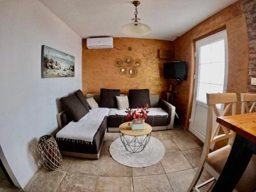 克拉西奇Apartments Obradovic的客厅配有沙发和桌子