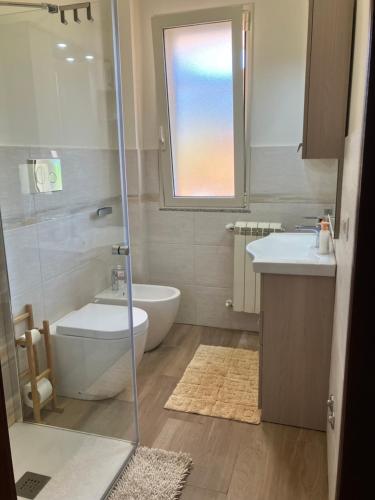 墨西拿La casa dell'Asparago的带淋浴、卫生间和盥洗盆的浴室