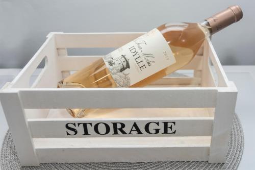 卡西奥皮Adriana's Summer House的木制葡萄酒盒中的一瓶葡萄酒