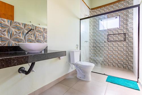 卡瓦坎特Villa Taipas - Chalé Ariê的一间带水槽和卫生间的浴室