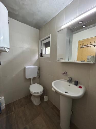 乌尔齐尼Speakeasy Lux 3 - 4的浴室配有白色卫生间和盥洗盆。
