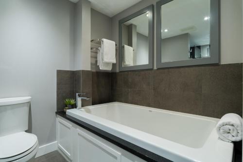 Yarmouth Port肯普科德旅馆的白色的浴室设有浴缸和卫生间。