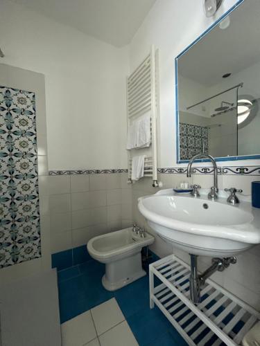拉维罗朱利亚娜景致旅馆的一间带水槽和卫生间的浴室