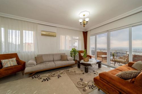 Apartment with Panoramic City View in Kepez的休息区