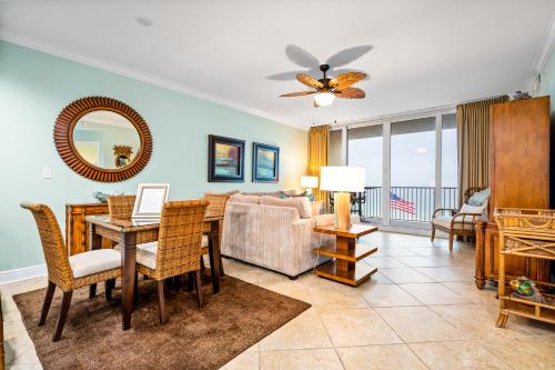 格尔夫海岸San Carlos #407的客厅配有桌子和沙发