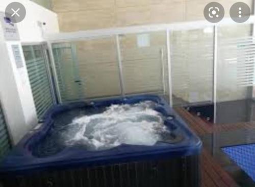 蒙得维的亚Diamantis Apartamento de Lujo y Confort的浴室里装满雪的蓝色浴缸
