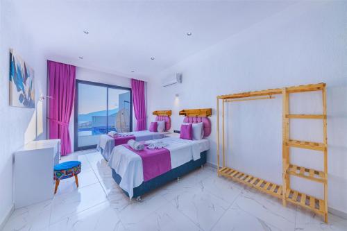 卡斯Villa Arya的一间卧室设有两张床,窗户配有粉红色的窗帘