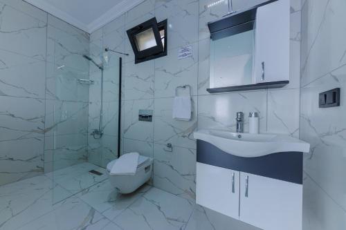 卡斯Villa Arya的白色的浴室设有水槽和卫生间。