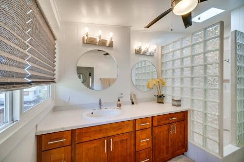 科洛阿Updated Poipu Home Large Deck with Scenic View的一间带水槽和镜子的浴室