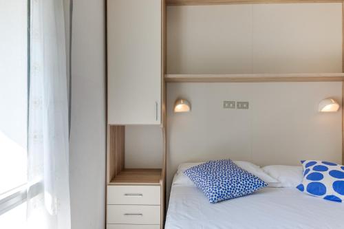里米尼B&B Villa Madana的一间卧室配有一张床、一个橱柜和一张床