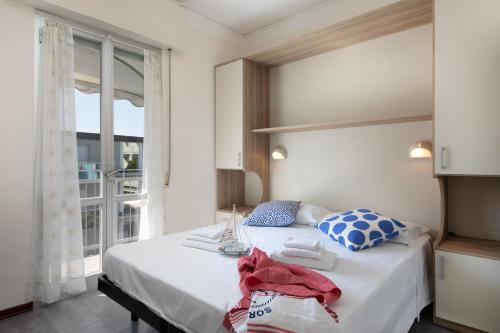 里米尼B&B Villa Madana的卧室配有一张大白色床和窗户