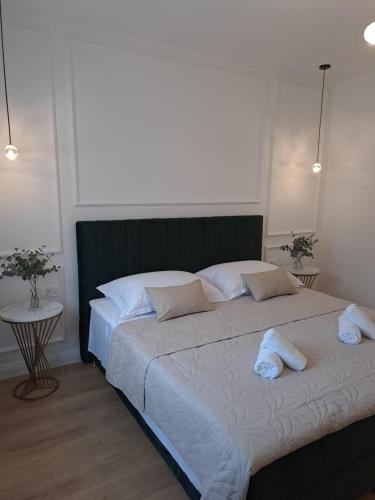 萨利Bella Luxury Apartment的卧室内的一张大床,配有两个枕头