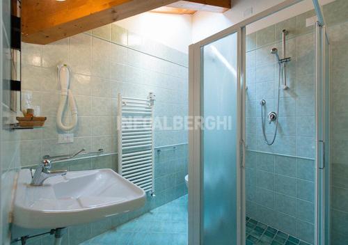 切塞纳蒂科Hotel Sasselli的一间带水槽和淋浴的浴室