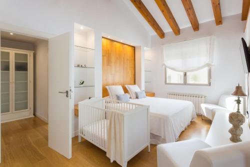 甘迪亚Casa Azahar y Casa Buganvilla的白色卧室配有两张床和一张沙发