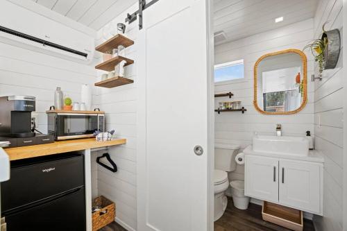 弗雷德里克斯堡New The Saguaro-Tiny Shipping Container Home的一间带水槽和卫生间的小浴室