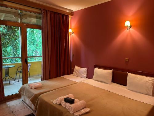 纳乌萨玛西亚斯玛格丽特岛屿酒店的酒店客房,配有两张带毛巾的床