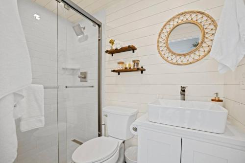 弗雷德里克斯堡New The Sunset Luxury Container Home的一间带卫生间、水槽和镜子的浴室
