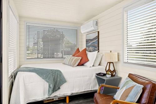 弗雷德里克斯堡New The Sunset Luxury Container Home的一间卧室设有一张床和一个窗口